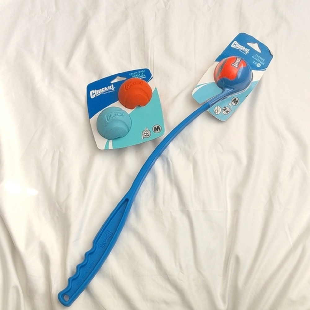 🐶Bundle Of 2 TOYS. NWT CHUCK IT. Fetch Ball. Blue, Orange Balls. Size Medium.